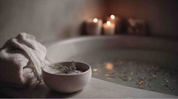 bain au sel naturel pour relaxation et purification.