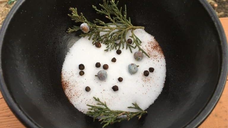bol de sel naturel utilisé pour la purification du corps et de la maison