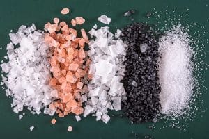 différentes formes de sel : sel marin, sel rose de l’Himalaya et sel noir volcanique