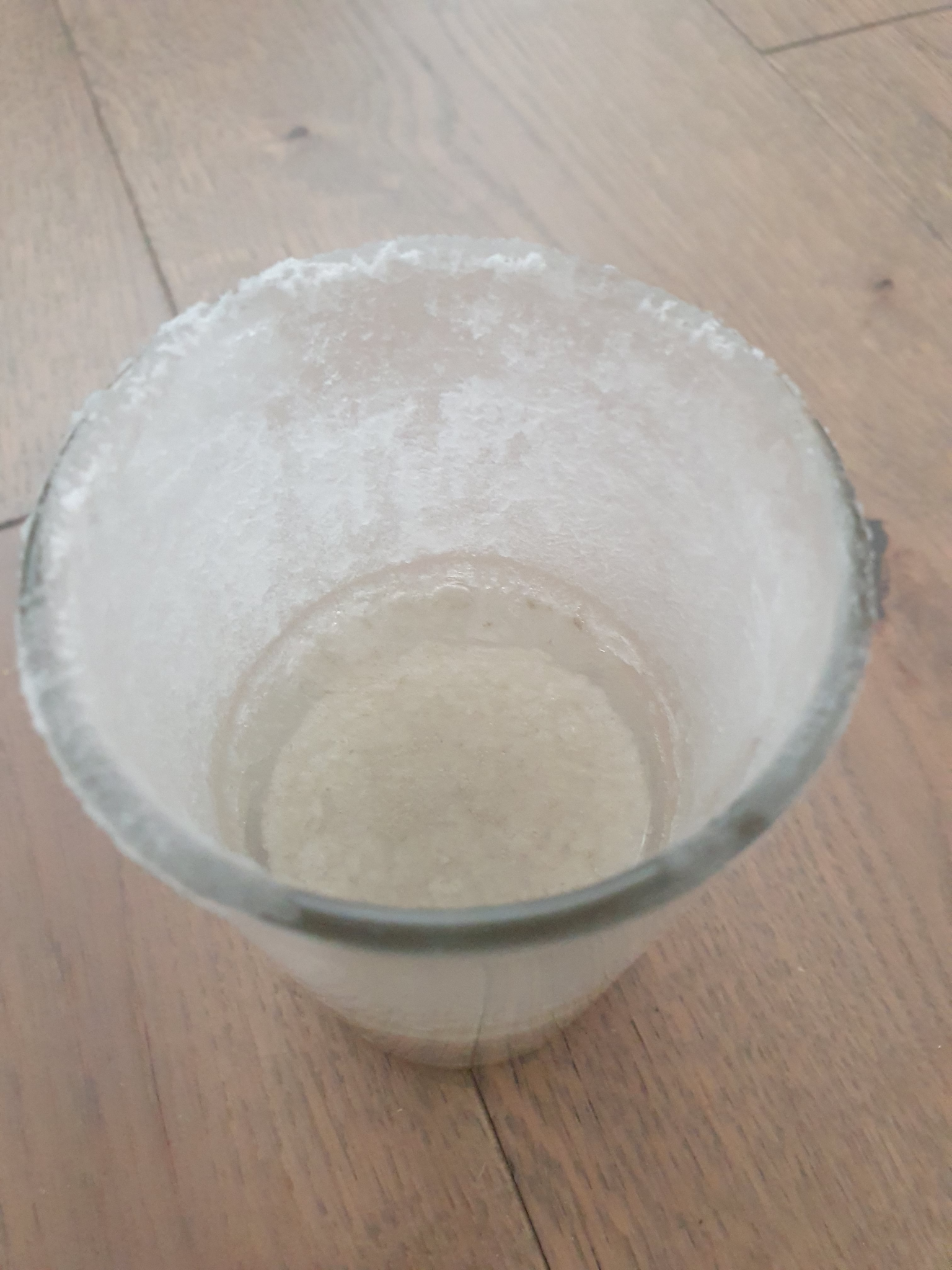réaction du sel dans un verre d'eau lors d'un nettoyage énergétique